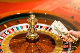 Meja live-dealer blackjack dengan dealer profesional